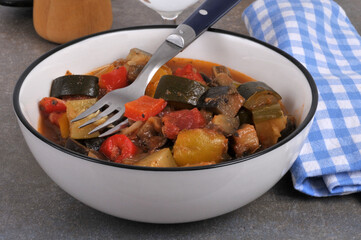 Assiette de ratatouille maison avec une fourchette et une serviette de table