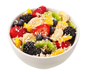 tigela com salada de frutas frescas coberta com flocos de aveia isolado em fundo transparente