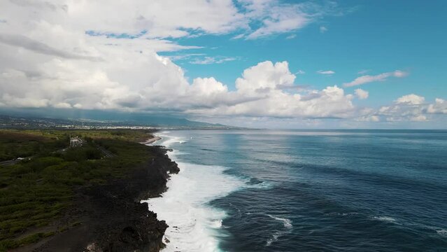 &Eacute;tang sal&eacute; Ile de la R&eacute;union c&ocirc;te Ouest terre volcanique Oc&eacute;an Indien vid&eacute;o drone