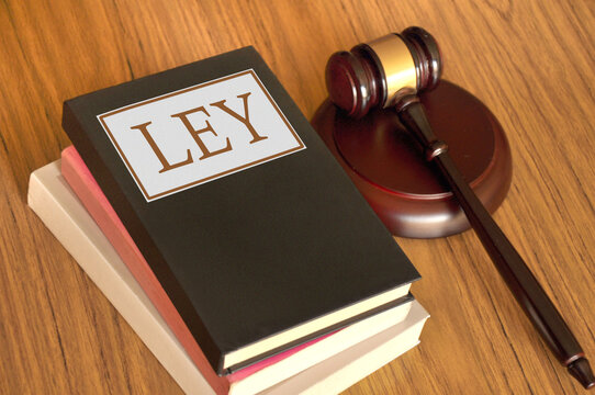 Martillo de juez y libros sobre leyes