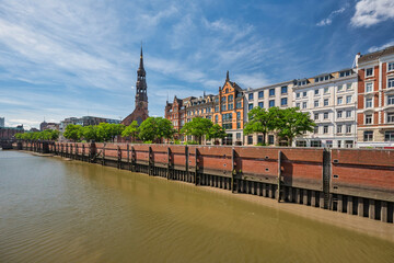 Obraz premium Hamburg Germany, city skyline at Speicherstadt and St. Catherine's Church