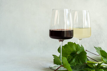 White and red wine glasses