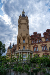 Naklejka premium Garten und Turm am historischen Schloss in Schwerin