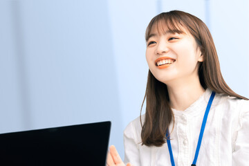 笑顔の若い日本人ビジネスウーマン