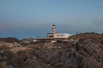 Fototapeta na wymiar Faro del parque natural del Cap de Creus en un atardecer