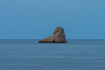 Fototapeta na wymiar Roca solitaria en el océano, vista mágica desde la encantadora playa del Estartit, Catalunya, España