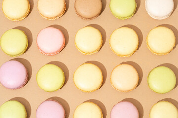 Obraz premium An assortment of macarons are neatly arranged in rows on a flat surface