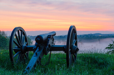Kanone im National Military Park in Gettysburg kurz vor Sonnenaufgang