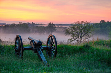 Kanone im National Military Park in Gettysburg kurz vor Sonnenaufgang