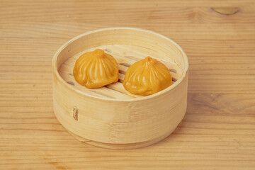 xialongao amarillo en cesta de bamb&uacute;