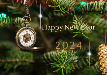 Życzenia Happy New Year 2024 na tle zielonej choinki z wiszącym otwieranym zegarkiem w stylu...