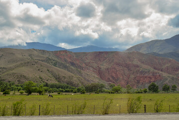 Paisaje campestre de la localidad de Bárcena en Jujuy, Argentina agrupando en una imagen cerros,...