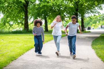Obraz premium Friends having fun in the park and feeling good together