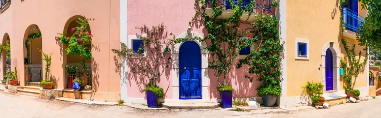 Foto op Plexiglas One of the most beautiful traditional greek villages - scenic Assos in Kefalonia (Cephalonia) with colorful floral streets.  Ionian islands , popular tourist destination in Greece © Freesurf