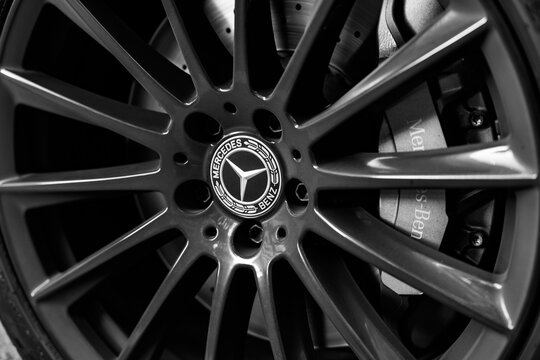 Mercedes-Benz wheel. Mercedes amg carbon ceramic brakes. Michelin tires