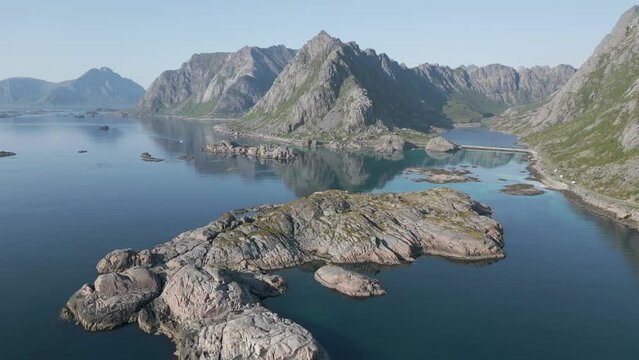 des &icirc;les norv&eacute;giennes, dans une baie au milieu de montagnes abruptes
