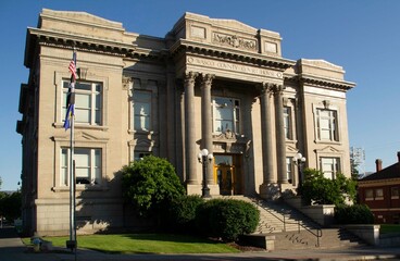 Obraz premium The Dalles, Oregon, USA - 24 June, 2023: Wasco County Courthouse Front Quarter View with Blue Sky