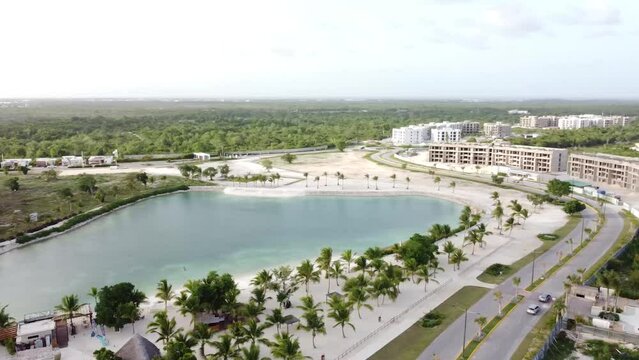 Vista drone panoramica de un complejo urbano para vacacionar con hermoso lago artificial.