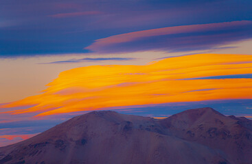 Fototapeta na wymiar Paisaje montañoso con velos de nubes 