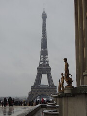 Fototapeta na wymiar Eiffel Tower - Snow in Paris 