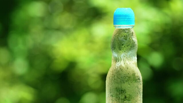 水滴が滴り落ちる冷えた瓶ラムネ / 夏休み・昭和レトロ・日本の夏の風物詩イメージ
