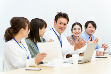 会社・オフィスで並ぶ仕事仲間・同僚・会社員・ビジネスマン・ビジネスウーマン・従業員・スタッフ（5人）
