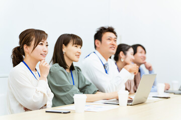 会社・オフィスで並ぶ仕事仲間・同僚・会社員・ビジネスマン・ビジネスウーマン・従業員・スタッフ（5人）
