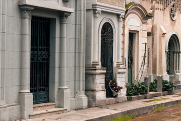 Obraz premium old cemetery road with its temples and open-air tombs