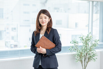 働く女性　a working woman