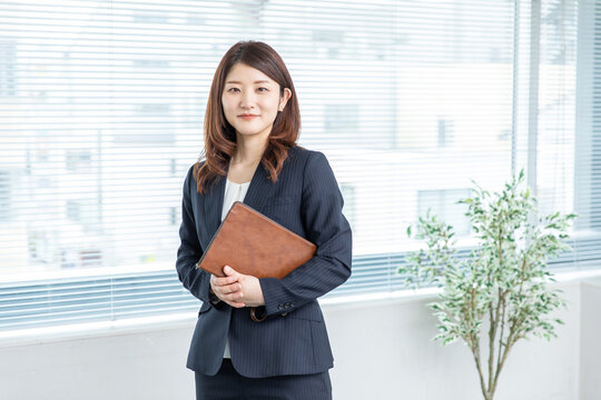 働く女性　a working woman