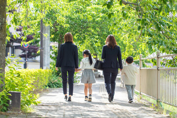 Obraz premium 歩道を歩く親子 Parent and child walking on the sidewalk