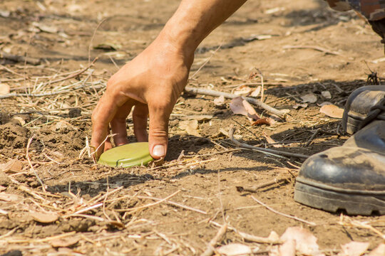 Soldiers defusing mines, border mine warfare