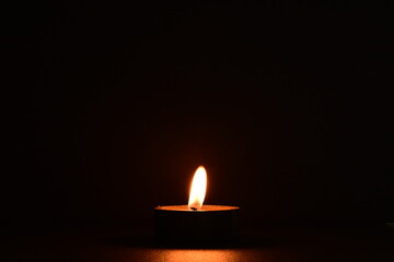 暗闇にゆらめくキャンドルの火　横写真