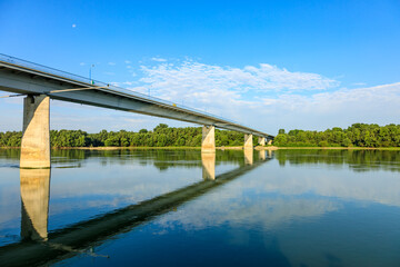 Szent-Laszlo Donaubrücke in Süd-Ungarn - eine von vielen
