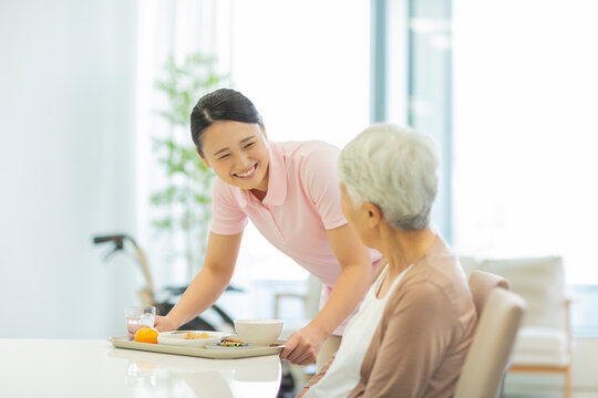 シニア女性と介護士