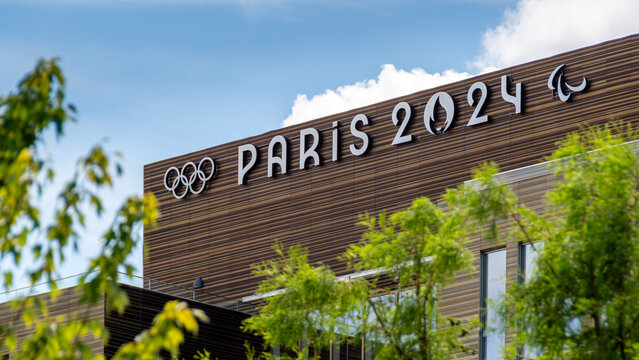 Saint-Denis, France - 17 juillet 2023: Enseigne en haut de l'immeuble abritant le si&egrave;ge social du Comit&eacute; d'organisation des Jeux olympiques et paralympiques d'&eacute;t&eacute; de Paris 2024