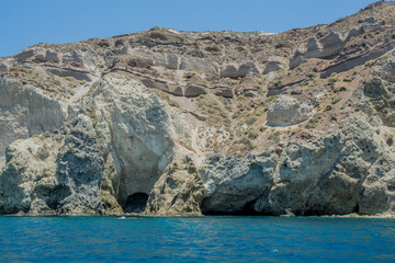 Fototapeta na wymiar view from the sea of the white beach of Santorini