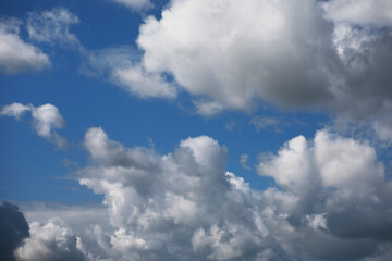 Obraz premium Sky background with cumulus clouds. Calm sunny day.