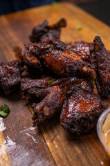 Alitas de pollo en salsa BBQ y queso 