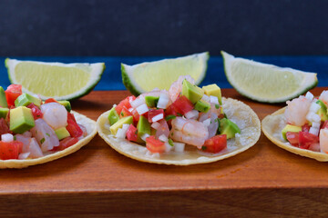 メキシコ料理のトスターダ・デ・セビーチェ　ライムを添えて　コピースペースあり　Mexican food Tostada de ceviche (cebiche) with lime, copy space available