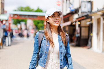 Obraz premium スーツケースを引いて歩く女性