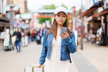 Fototapeta premium スマホの地図を見ている観光客の女性