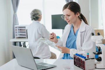 Obraz premium female scientist in the laboratory medical pharmacy or blood DNA engineering Dropper or scientific device to test health analysis or future vaccine innovation.