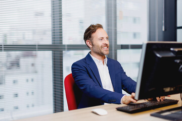 オフィスで働く白人男性