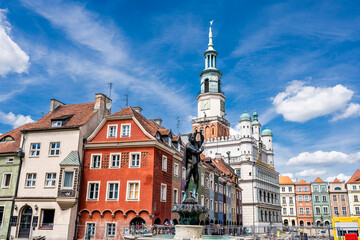Fototapeta na wymiar Apollo Fountain on an Old Market (Stary Rynek) square with small colorful houses and old Town Hall in Poznan, Poland