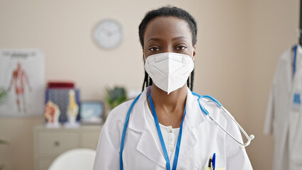 Fototapeta premium African american woman doctor wearing medical mask at clinic
