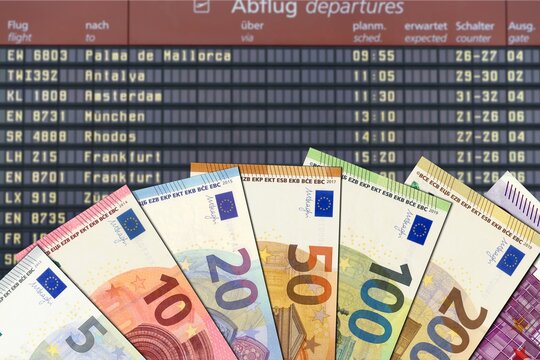 Euroscheine vor Anzeigetafel im Flughafen