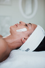 Mujer en una cl&iacute;nica de recuperaci&oacute;n y est&eacute;tica