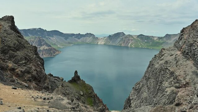 중국 국경지대에서 바라본 천지호가 있는 백두산 정상 파노라마