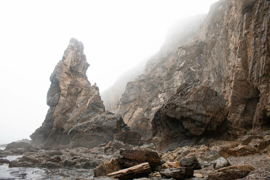 Estructura de rocas del acantilado de la playa del silencio